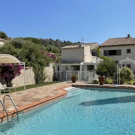 Superbe 2 Pieces Dans Rdj Avec Piscine